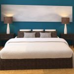 Lámparas en las mesitas de noche a los lados de la cama.