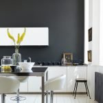 La combinación de paredes grises y muebles blancos.