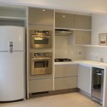 Cocina con electrodomésticos integrados.
