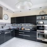 Colocación de electrodomésticos en la cocina.