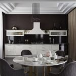Arreglo de una hilera de muebles de cocina con fachadas blancas