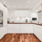 Cocina blanca en forma de U