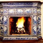 El fuego arde en la chimenea