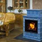 Chimenea de azulejos en el interior