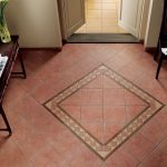 Azulejo en el piso en el pasillo