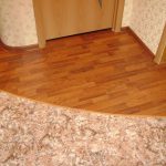 La combinación de azulejos y laminados.