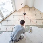 Colocación de azulejos en el piso
