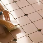 Colocación de azulejos en el piso