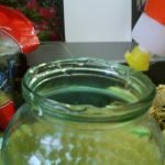 Aplique pegamento al cuello del frasco.