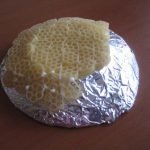 Formamos un platillo de aluminio y pasta de pegamento.
