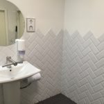 Azulejos grises en el baño.