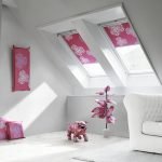 Acentos brillantes en un interior blanco.