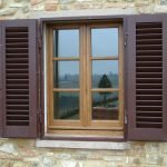 Ventana en una casa de piedra