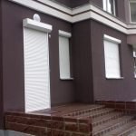 Casa con persianas