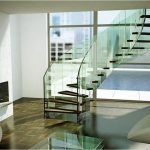 Mesa de cristal entre sillas