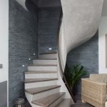 Maceta debajo de las escaleras