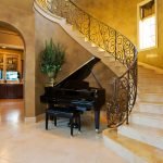 Piano en el interior.