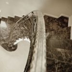 Escalera con peldaños de mármol.