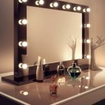 Soporte de joyas sobre la mesa
