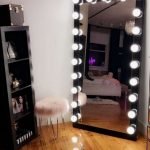 Cofre en una cómoda