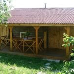 Mesa y sillas en la veranda