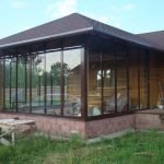 Casa de baños y cenador con un porche común