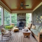 Interior con chimenea.