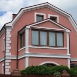 Mansión de paredes blancas y rosadas