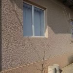 Casa con ventanas de plastico