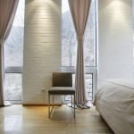 Dormitorio con grandes ventanales.