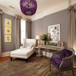 Paredes grises con pinturas decorativas
