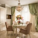 Araña sobre la mesa del comedor