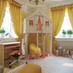 Papel pintado amarillo en el interior.