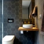 Pared de azulejos de nido de abeja en el baño