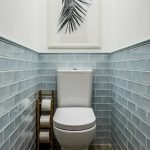 Piso en un inodoro de un azulejo debajo de un árbol