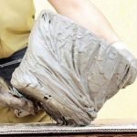 Envuelve la tela alrededor de la olla