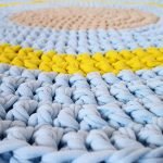 Alfombra amarilla y azul