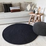 Alfombra oscura sobre un piso claro