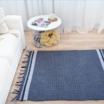 Cortinas blancas con sala de estar