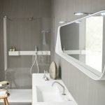 Espejo enmarcado en el baño