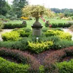 Caminos de grava alrededor del jardín de flores
