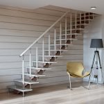Escalera de metal con una cuerda de proa