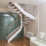 Escalera en un marco de metal