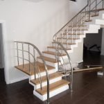 Escalera giratoria sobre estructura de metal