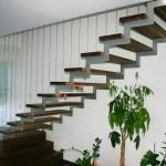 Escalera de metal en Kosoura
