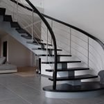 Escalera sobre cuerdas de metal.