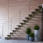 Escalera de metal en una casa privada