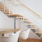 Escalera de hierro en la casa