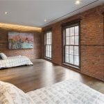 Grandes ventanas en el dormitorio