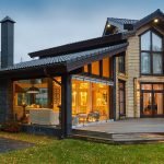 Casa de madera con grandes ventanales